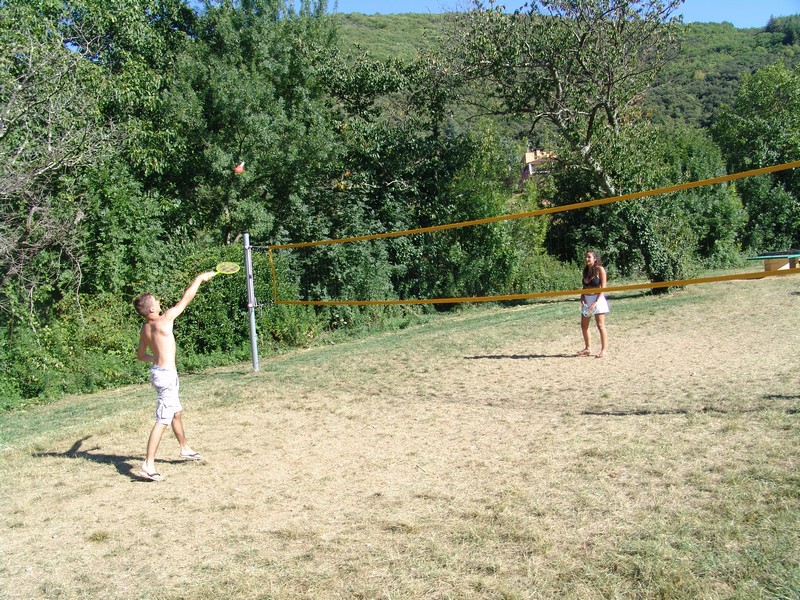 Le terrain de volleyball du Camping Les Cerisiers du Jaur