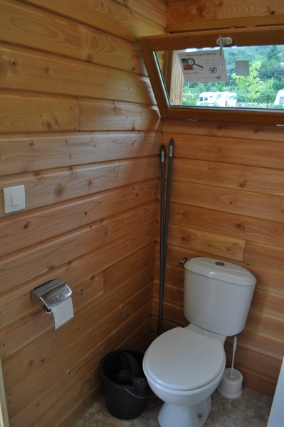 WC privé sur votre emplacement au Camping Les Cerisiers du Jaur