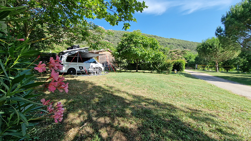 Emplacements grand confort pour poser votre tente, caravane ou camping-car