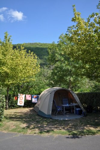 Tente sur un emplacement Grand Confort ombragé