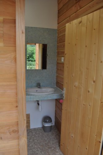 Lavabo et miroir dans chalet en bois sur votre emplacement de camping
