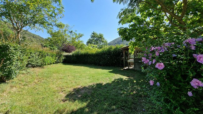 Emplacements de camping avec sanitaire privé et fleur !